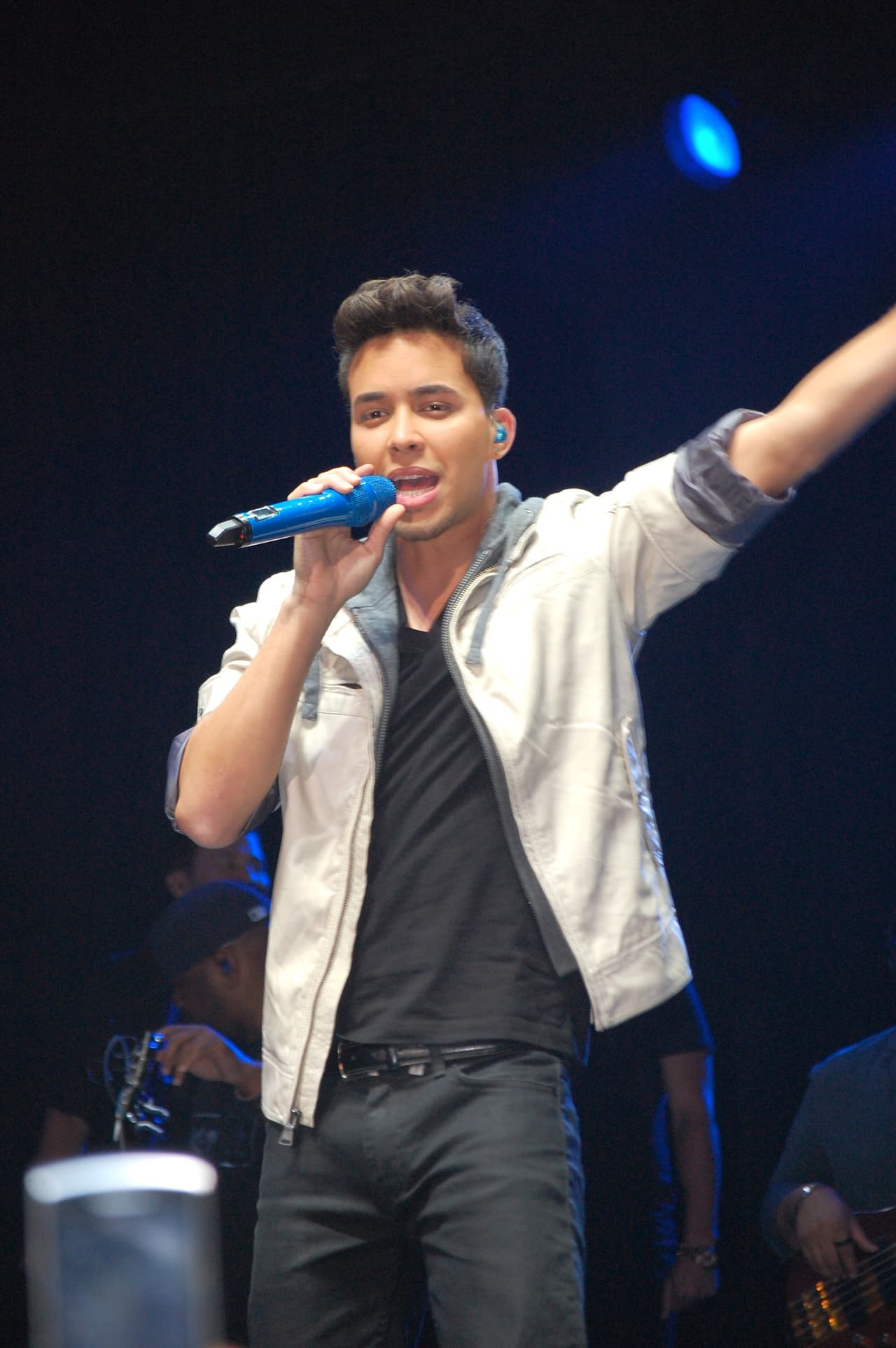 Geoffrey Royce Rojas nació el 11 de mayo de 1989 en Nueva York y es hijo de padres dominicanos. Desde niño se interesó por la música y a los 16 años adoptó el nombre artístico de Prince Royce.