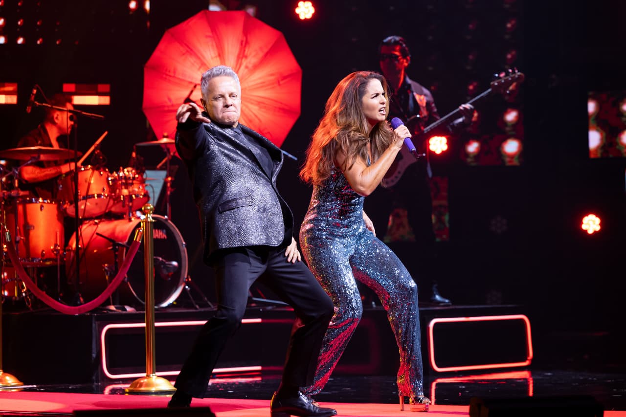 <b>Lucero presumió los movimientos de Alexis Ayala</b>
<br>
<br>El camino de Lucero y Alexis Ayala se cruzó a finales de los 80 y después de tantos años su amistad sigue tan fuerte que ella invitó al actor y bailarín a acompañarla para una rendición de ‘I Will Survive’ que dejó a todos sorprendidos. La victoria al final, fue para Lucero y Alexis.