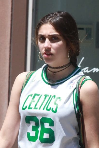 es imposible no voltearla a verla, pues cada vez se parece más a su madre.