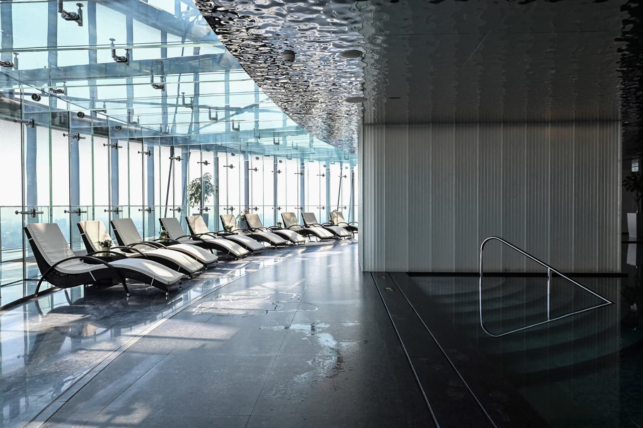 El Hotel J Shanghai Tower también tiene una piscina cubierta, un gimnasio y un spa de lujo. Es propiedad de Jin Jiang International, una de las empresas hoteleras y de turismo estatales más grandes de China.
<br>