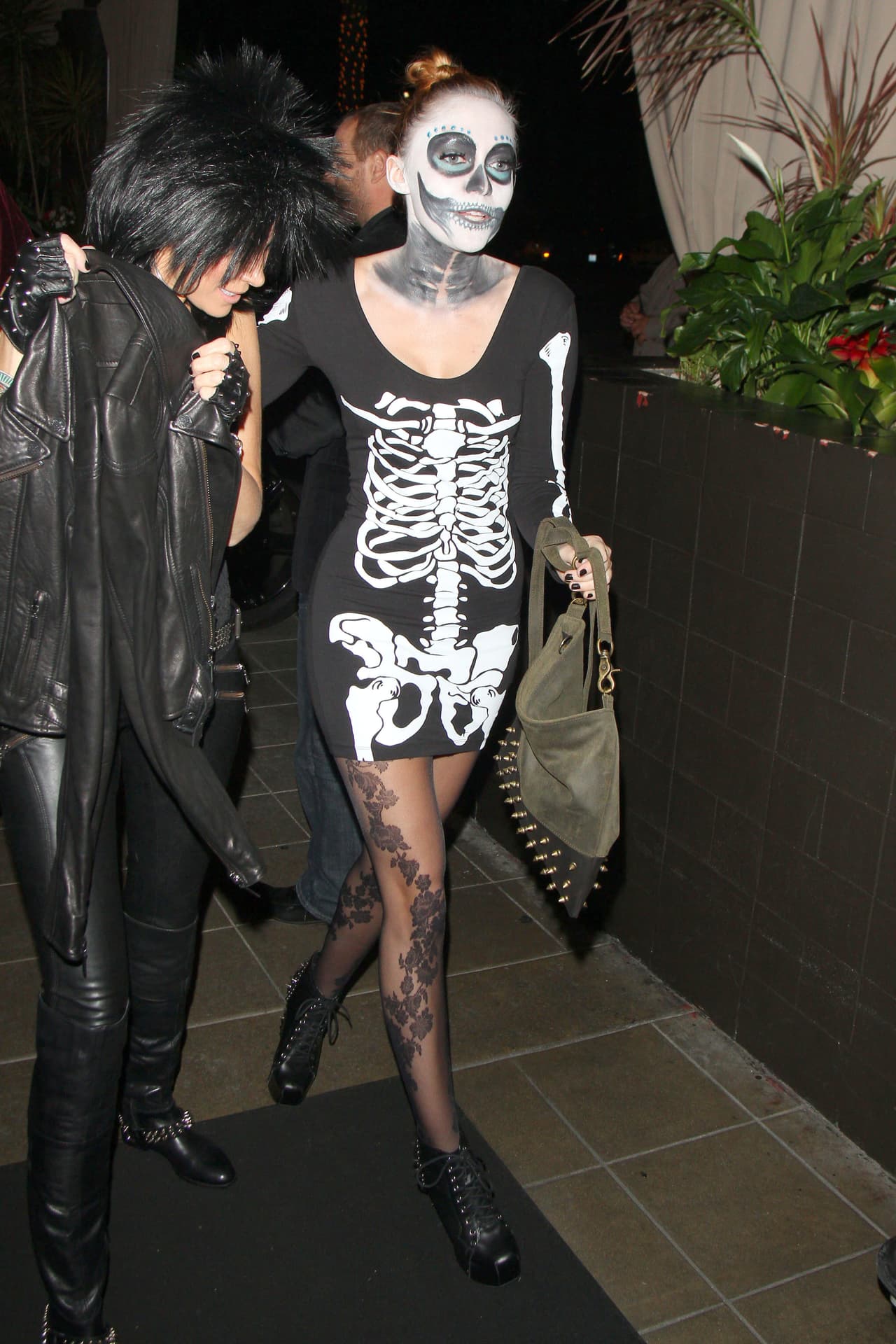 La hermana mayor de Miley Cyrus también apareció como el esqueleto más ‘chic’.