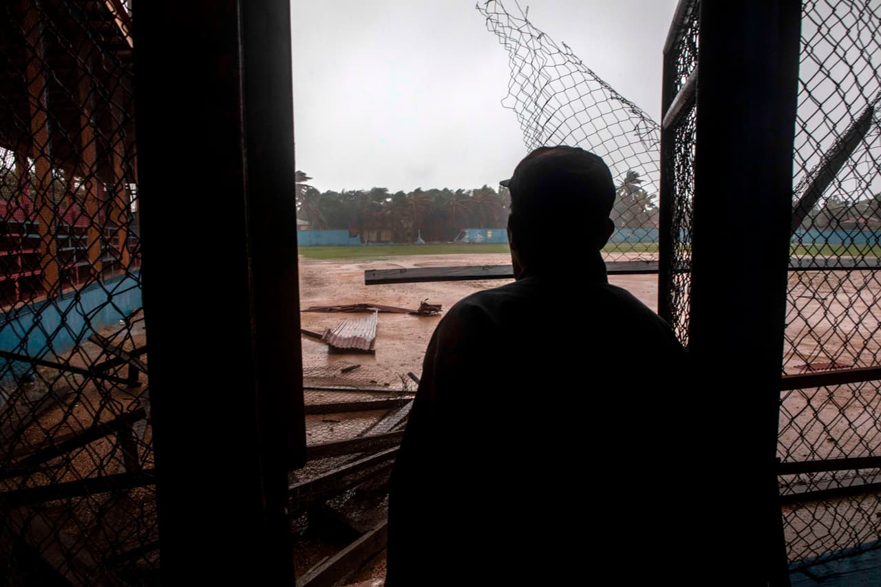 Un hombre observa los daños en el estadio de béisbol de Bilwi de Puerto Cabezas, Nicaragua.