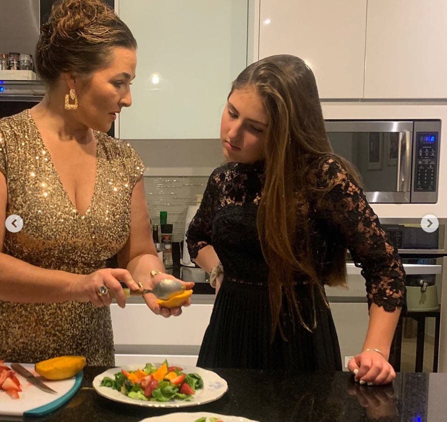 "Nuestra casa la convertimos en
<b>el mejor restaurante de la ciudad</b> y compartimos, platicamos, jugamos, reímos con la mejor compañía que podemos tener: nosotros mismos y nuestra familia", reflexionó la exmodelo con sus fans.
<br>