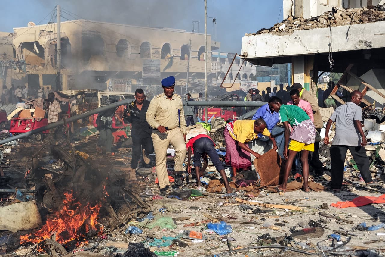 El segundo ataque, con idéntico 'modus operandi', se llevó al cabo al lado de un concurrido mercado situado junto a la antigua sede de la aerolínea nacional SomaliaAirlines en el distrito de Wadajir.