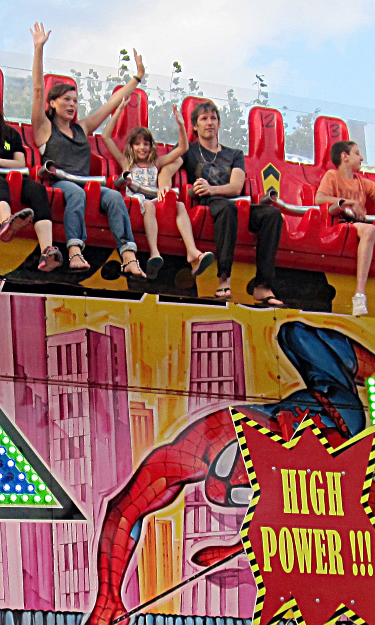 ¡Arriba las manos! Esta familia sí que deja fluir la adrenalina por sus venas.