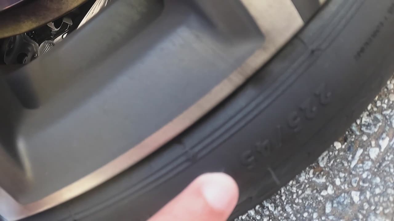 <h3 class="cms-H3-H3">1. Revisar la presión de sus neumáticos</h3>
<br>
<br>Para saber cuál es la presión de sus llantas, debe revisar la inscripción que tiene el propio neumático.