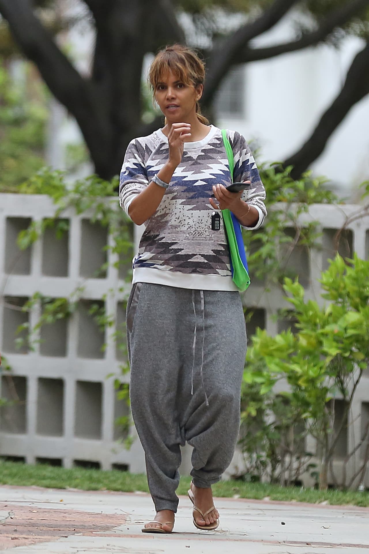 Halle es una mujer como cualquier otra y se ocupa de sus hijos sola.