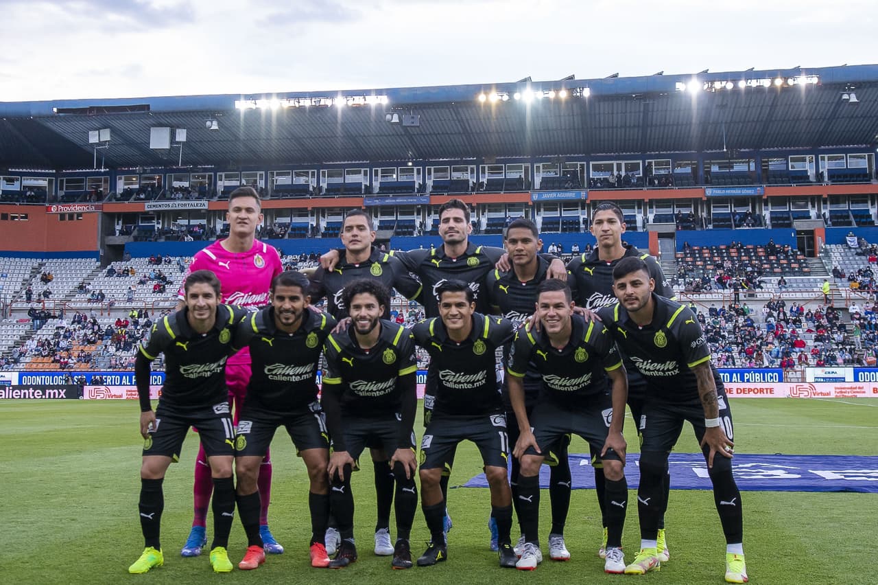 El Pachuca consiguió su segunda victoria del torneo tras vencer por 2-1 a las Chivas. Los Tuzos aprovecharon un grave error del 'Tiba' Sepúlveda y Raúl Gudiño para marcar el segundo tanto después de que Víctor Guzman hiciera el primero. Los rojiblancos reaccionaron con un gol de Ángel Zaldívar por la vía del penal, pero no fue suficiente.