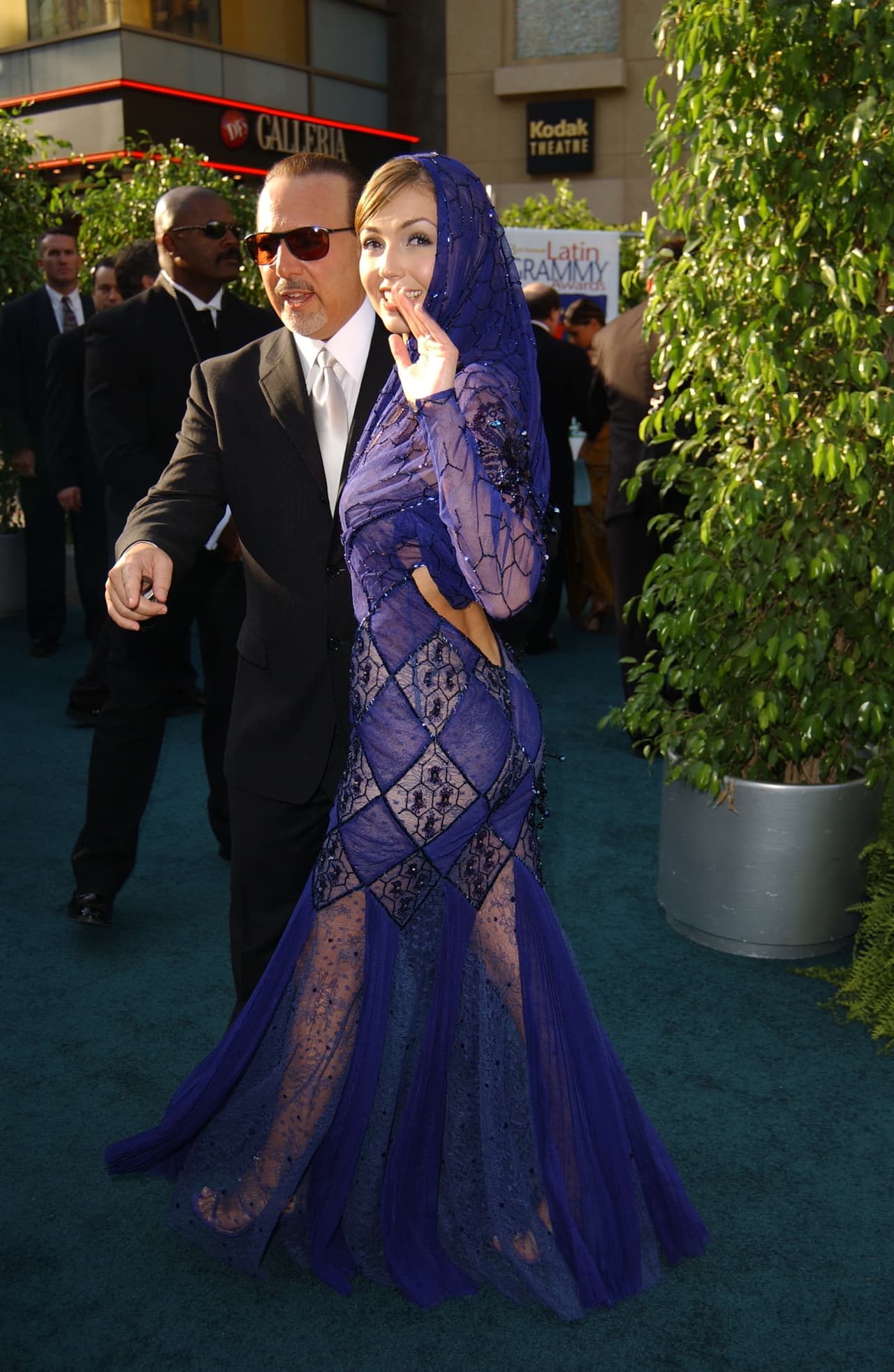 Tras suspenderse la gala de 2001 por los ataques del 11 de septiembre, en el 2002 los famosos volvieron a desfilar en Latin GRAMMY. La pareja conformada por la cantante mexicana Thalía y el empresario neoyorquino Tommy Mottola se llevaron la noche en el Teatro Kodak de Los Ángeles.
<br>En la actualidad, siguen juntos y tienen dos hijos, Sabrina Sakaë y Matthew Alejandro. 
<br>