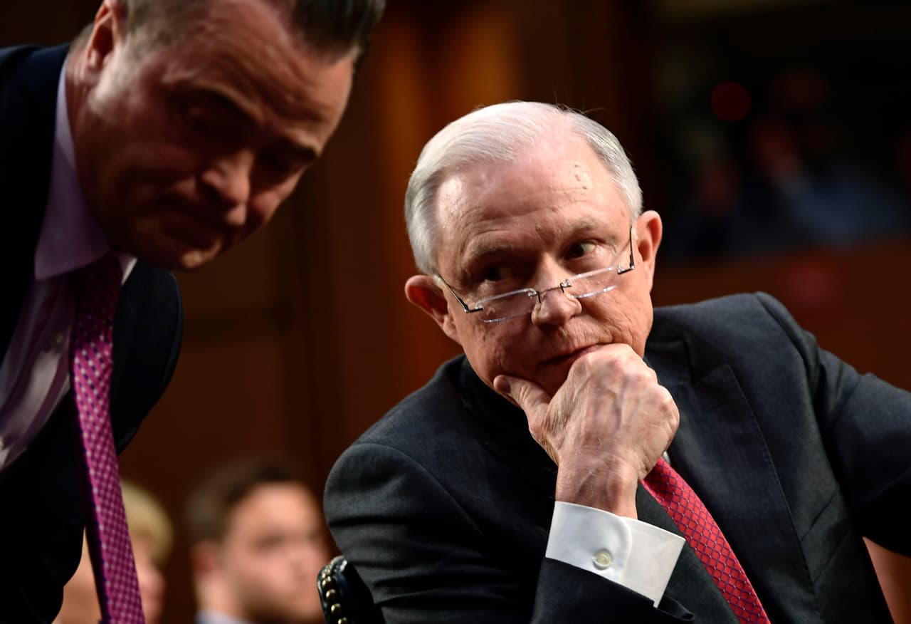 El fiscal general Sessions hace malabarismos en el Senado para no revelar sus conversaciones con Trump sobre Comey y el 'Rusiagate'