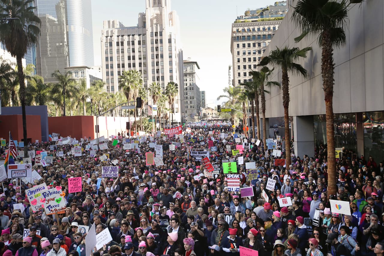Miles de personas marcharon en Los Ángeles contra el gobierno de Trump.