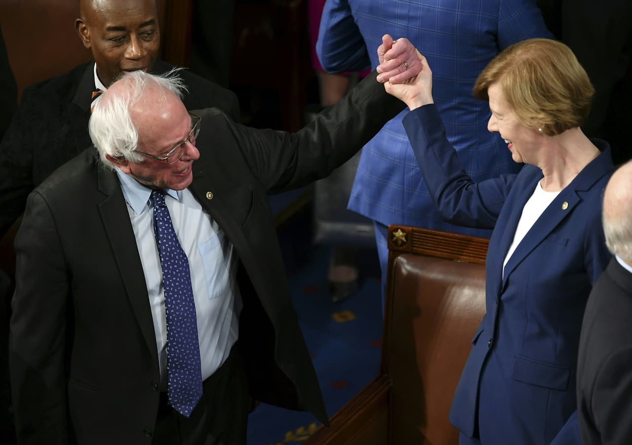 El senador Bernie Sanders saluda a sus colegas a su llegada al evento.