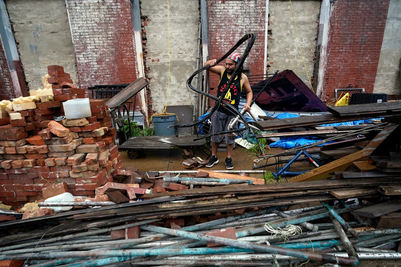 Adrian Bentancourt, residente de Galveston, limpia los escombros de una cerca que derribó Nicholas, el 14 de septiembre. Nicholas debería debilitarse todavía más hoy y se prevé que se convierta en una depresión tropical el miércoles.