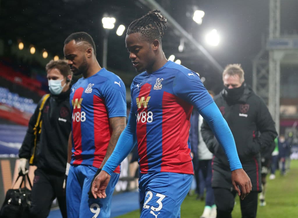 Crystal Palace no aprovechó la localía y perdió 2-3 con West Ham. Zaha (3’) y Batshuayi (90+7’) hicieron los goles de los locales; Soucek (9, 25’) y Dawson (65’) hicieron los del West Ham. Crystal Palace y West Ham terminan la jornada con 23 y 35 puntos, respectivamente.