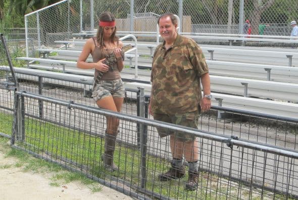 Caipiriña sostuvo en sus brazos a un pequeño caimán, que tenía la boca atada para que no pudiera morderla.