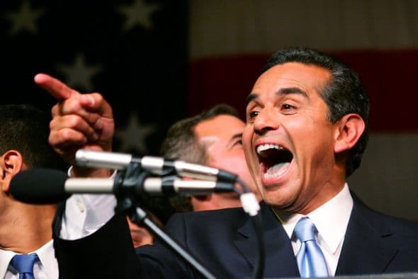 Antonio Villaraigosa, ex alcalde de Los Angeles, celebra su victoria en las urnas el 17 de mayo de 2005, cuando se convirtió en el primer alcalde hispano de esa ciudad de California, una de las urbes con mayor número de inmigrantes hispanos en EEUU.
