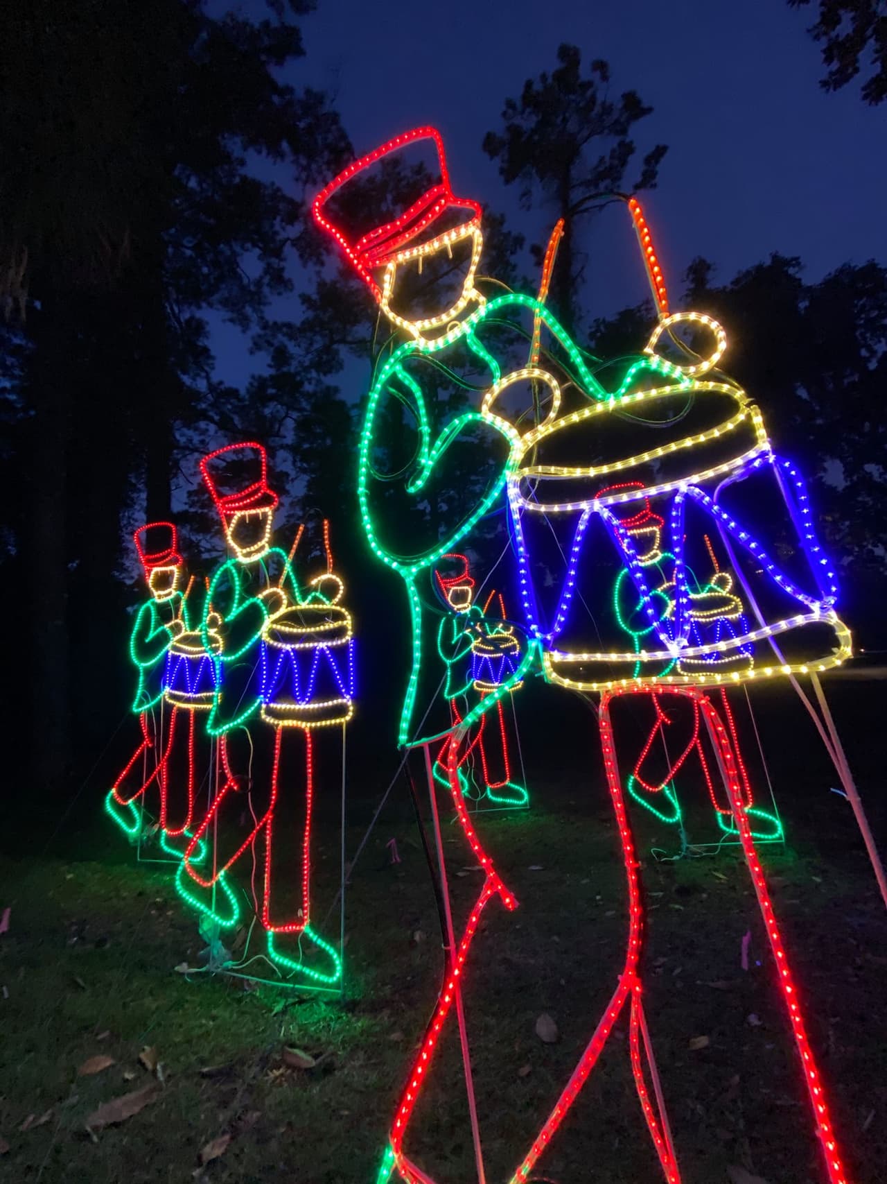 Realice un recorrido autoguiado o siéntese y relájese en
<a href="https://www.jekyllisland.com/history/holly-jolly-light-tours/" target="_blank">Holly Jolly Light Tours</a> del 27 de noviembre de 2020 al 3 de enero de 2021.