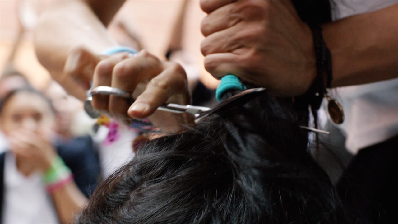 Con tijeras en mano, 
<b>atacó a su maestra y le cortó su cabello</b>.