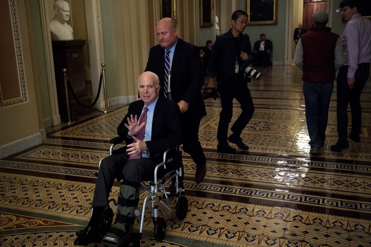 John McCain regresa a su hogar en Arizona y se perderá la votación de la reforma fiscal en el Senado