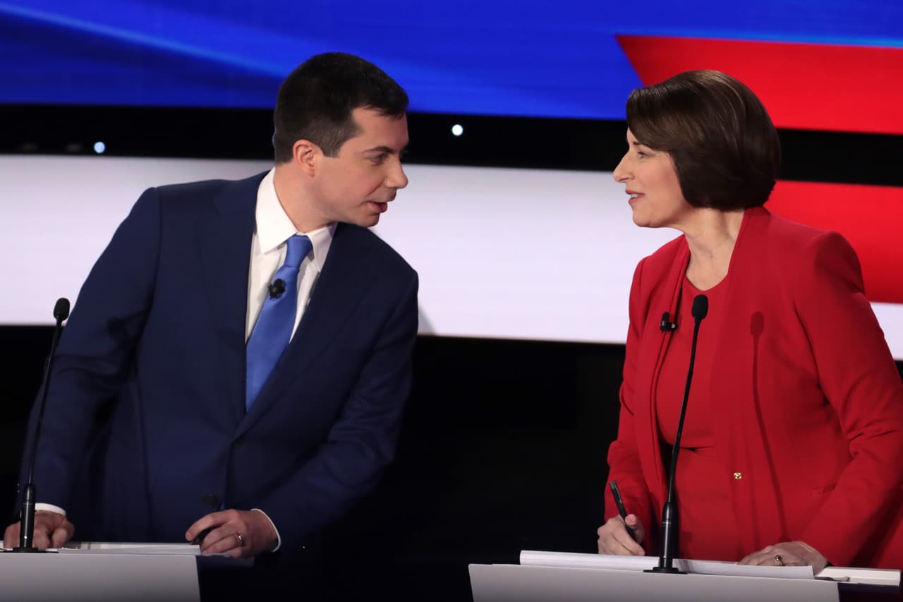 El exalcalde de la pequeña localidad de South Bend, 
<a href="https://www.univision.com/temas/pete-buttigieg">Pete Buttigieg</a>, con un 7.5% en las encuestas, defendió sus credenciales como veterano y afirmó que no se puede derrotar a Trump "con la misma mentalidad de Washington". Por su parte, la senadora moderada 
<a href="https://www.univision.com/temas/amy-klobuchar">Amy Klobuchar</a>, que marca un magro 3%, defendió su experiencia en el Congreso.