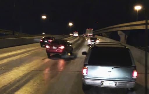 Las gélidas temperaturas continúan a lo largo de esta noche por lo que las autoridades siguen realizando labores de limpieza en carreteras y puentes para retirar el hielo acumulado. Este martes se produjo una muerte tras un accidente vial que involucró a un camión de carga que perdió el control por el hielo en una carretera.