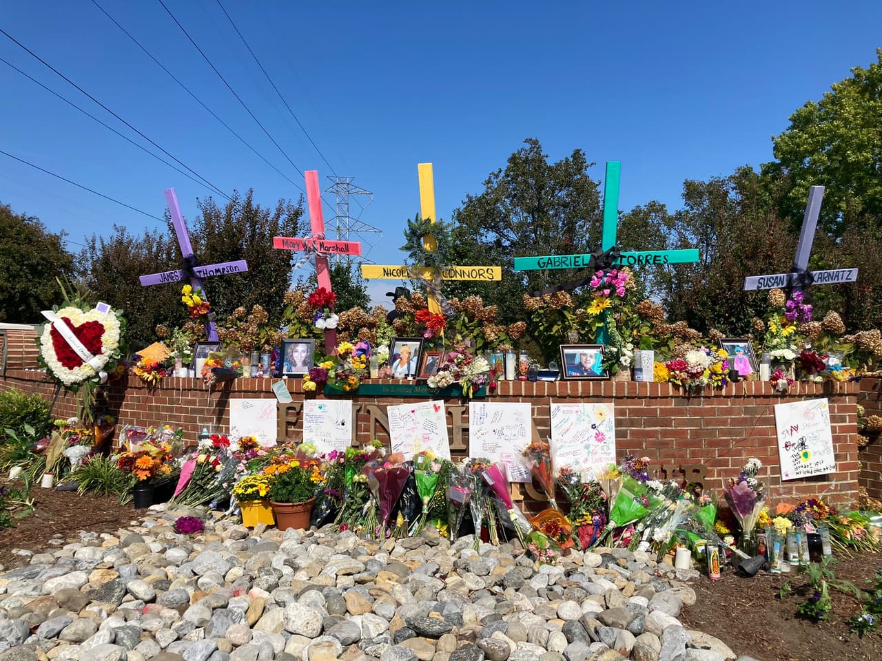 A pocos días del
<b><a href="https://www.univision.com/local/north-carolina-wuvc/rinden-tributo-policia-gabriel-torres-padre-veterano-hedingham" target="_blank">tiroteo masivo en el vecindario de Hedingham</a></b> que dejó 5 muertos y 2 heridos, la comunidad ha comenzado a compartir flores y cartas en honor a las víctimas.