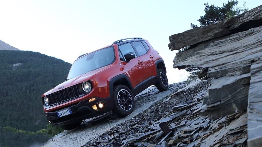 <b>3. <a href="http://www.univision.com/noticias/a-bordo/jeep-renegade-2016-prueba-a-bordo-resumen-video" target="_blank">Jeep Renegade</a> 2017</b>: Su competencia como todoterreno (de trabajo liviano por supuesto) sumado a la viabilidad como transporte urbano que le dan su tamaño y su agilidad de manejo, llevaron a la SUV compacta de Jeep al tercer lugar de la lista. Su 
<b>precio inicial es de 17,995 dólares</b>.