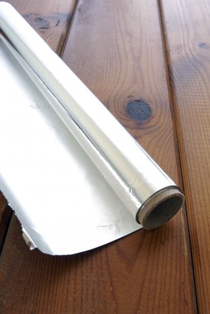 Evítate la pena de ensuciar la tostadora o la plancha en la que cocinas, colocando una hoja de aluminio de cocina en la superficie. Para limpiar sólo tendrás que retirar el aluminio y listo.