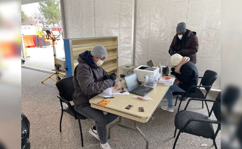 Cierran megacentro de pruebas covid-19 en Arlington por vientos helados