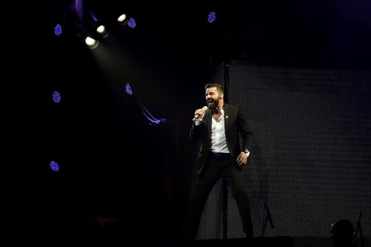 Los miembros de la comunidad LGBT, sostuvo, "son forjadores de extraordinarias iniciativas con soluciones transformadoras y beneficio colectivo, aunque siguen siendo objetivo de la discriminación, por la ignorancia".