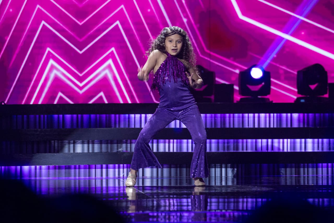 En la categoría de baile, la primera pequeña elegida fue Kennya. Con tan solo 7 años de edad acaparó la atención de los jueces en un duelo que sostuvo con Maripaz Matos al ritmo de 'Shop Shop' del género disco.