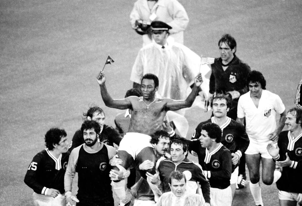 Tres años después, luego de una serie de temporadas exitosas en el Cosmos, finalmente anunció su retiro definitivo del fútbol.
<br>
<br>El último partido de Pelé en el Giants Stadium, en Nueva Jersey, el 1 de octubre de 1977.