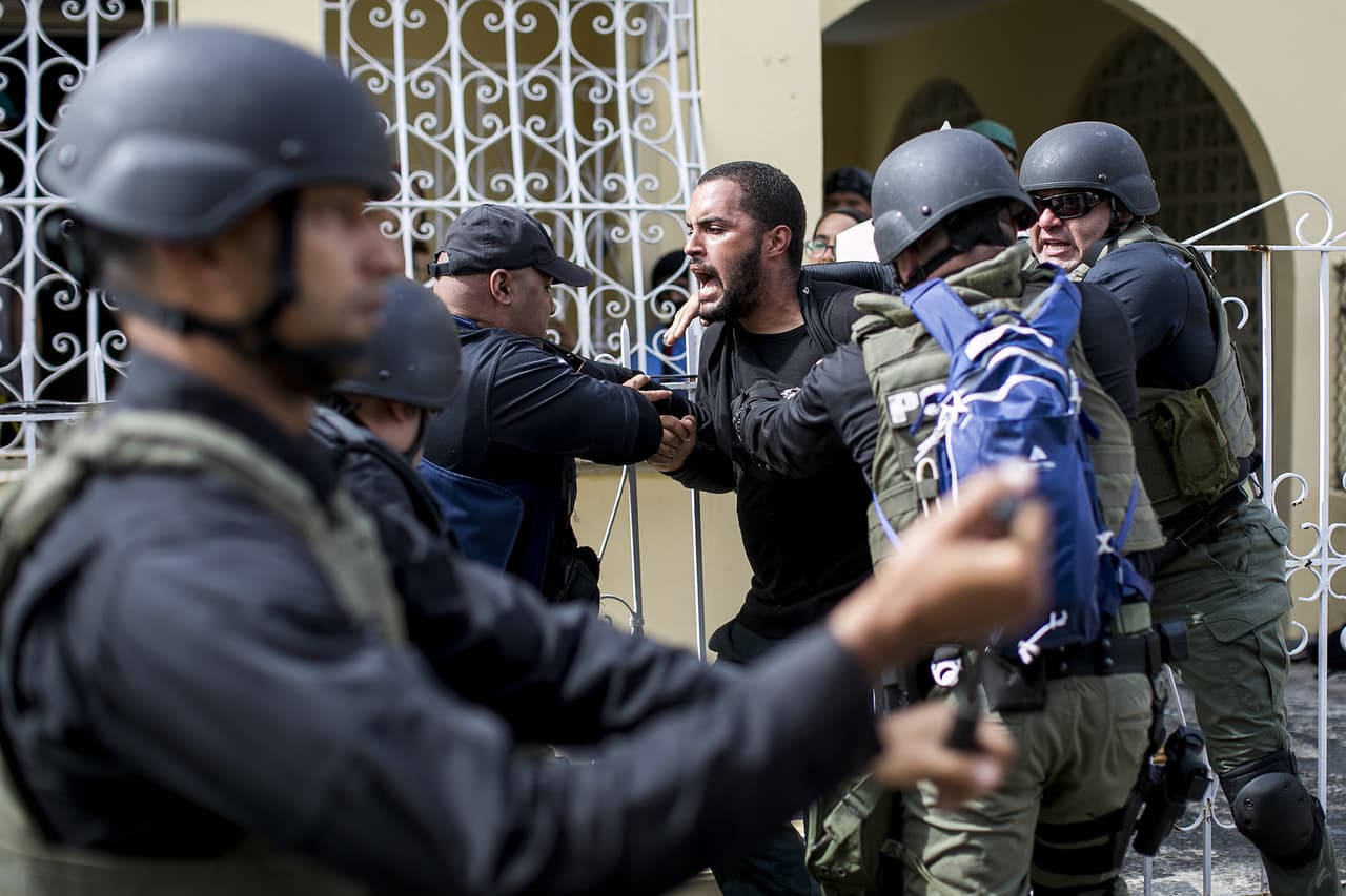 "La violencia la ejerce el estado todos los días implementando estas políticas de austeridad. Nosotros estamos ejerciendo nuestro derecho de libertad de expresión", añadio Delgado.
<br>