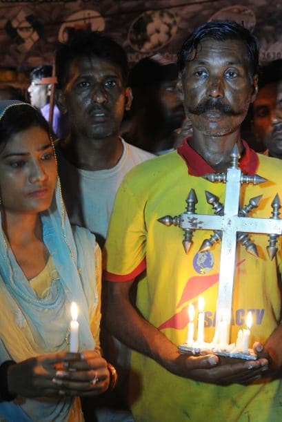 Pakistán amaneció conmocionado por la peor matanza cometida por los talibanes contra la comunidad cristiana, que costó la vida a más de ochenta personas y pone en jaque la estrategia de diálogo del Gobierno con los radicales. El último recuento ha elevado a 82 el número de fallecidos, que aún puede subir dado el estado crítico de varios de los más de 140 heridos ingresados en hospitales de la localidad noroccidental de Pesháwar, en una de cuyas iglesias se produjo la masacre. "No teníamos palabras ante el horror que teníamos delante", explicó hoy a Efe el director de la Liga Interconfesional de Pakistán (APIL), el cristiano Sayid Ishaq, quien visitó ayer junto a diversas autoridades regionales a las víctimas hospitalizadas. "No es solo un atentado contra nuestra minoría, sino también contra la humanidad de este país", dijo Ishaq, quien calificó la situación tras el ataque "como la peor sufrida hasta ahora por los cristianos paquistaníes".