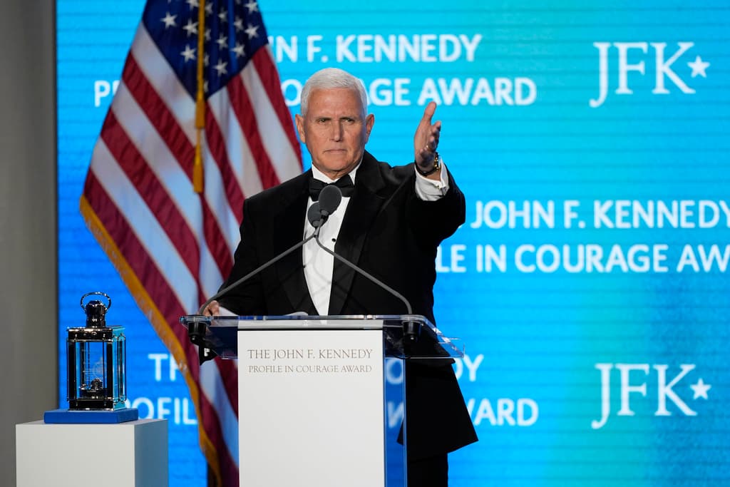 El exvicepresidente Mike Pence agradece a los miembros de su equipo al recibir el premio 'Perfil de Coraje' John F. Kennedy, en la Biblioteca JFK de Boston el domingo.