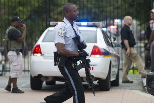 El presidente Obama ha sido informado de lo sucedido, mientras vehículos de emergencia y el personal del FBI, policía y demás agencias llega al edificio 197, que alberga el Comando de la Marina de Guerra de Estados Unidos.