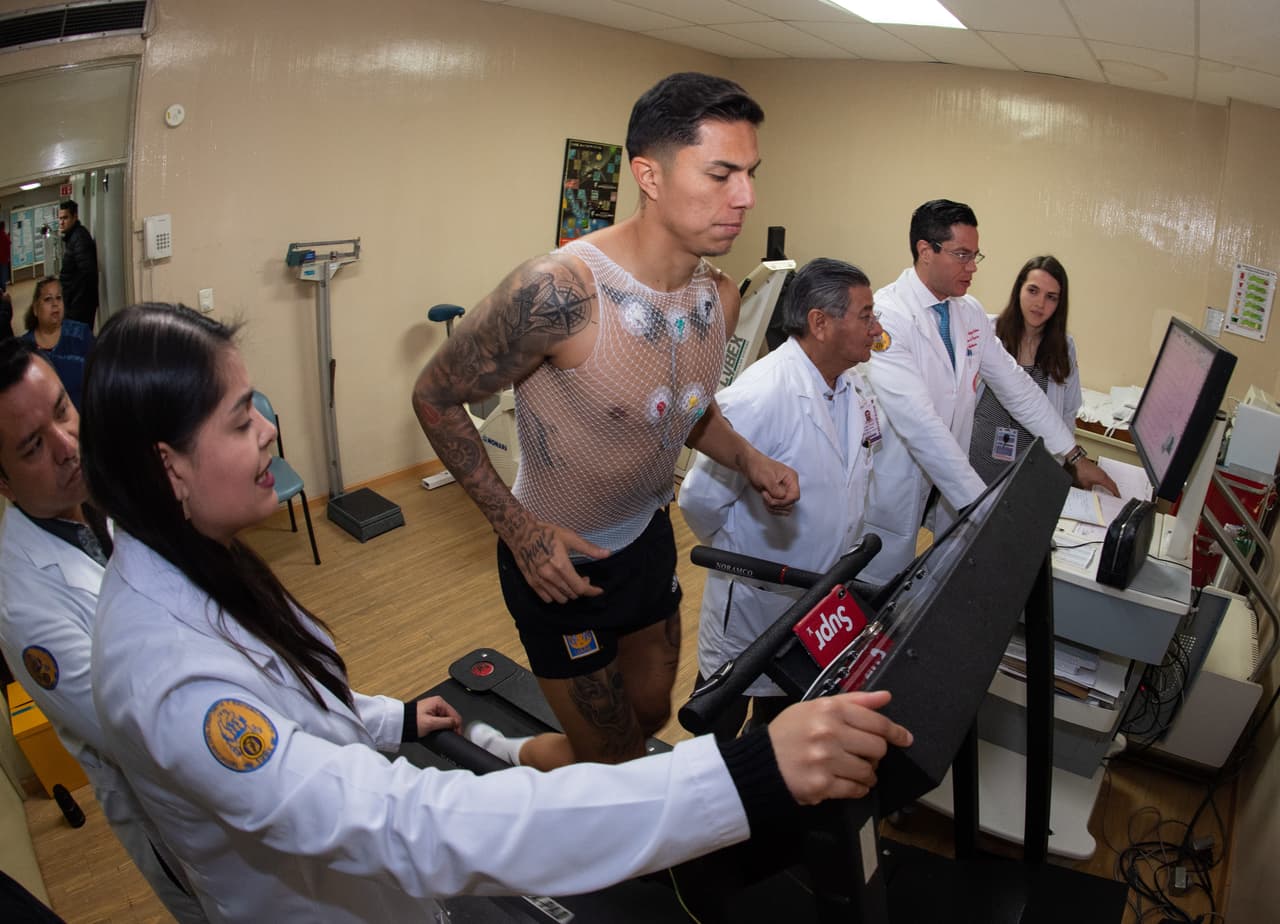 Carlos Salcedo se practicó las pruebas médicas con los expertos de Tigres UANL con miras a unirse al equipo en el Clausura 2019, donde no se dejaron escapar detalles.