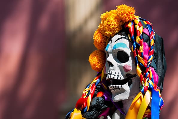 2). Reproducción de música en su hogar que disfrutaron sus seres queridos fallecidos.