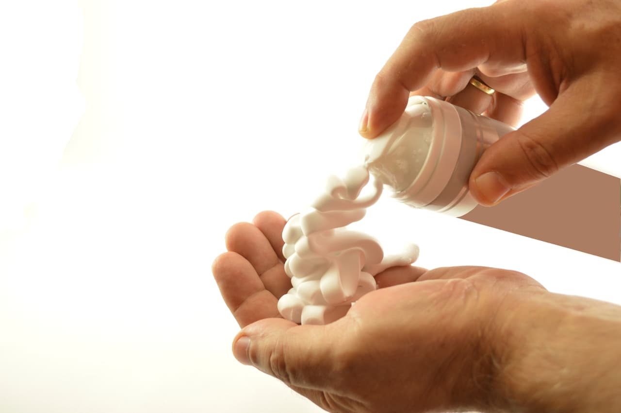 Asimismo, si depilas con cuchilla, utiliza una espuma o gel para afeitar, tampoco utilices jabón de tocador. Actualmente, en el mercado existen distintos productos especialmente para depilar la zona del bikini.