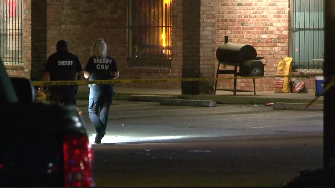 Testigos de los hechos indicaron que varias personas se encontraban reunidas en el estacionamiento cuando inició el tiroteo. Las víctimas fueron identificadas por las autoridades como Joel Campos, de 21 años y Javan González, de 23.