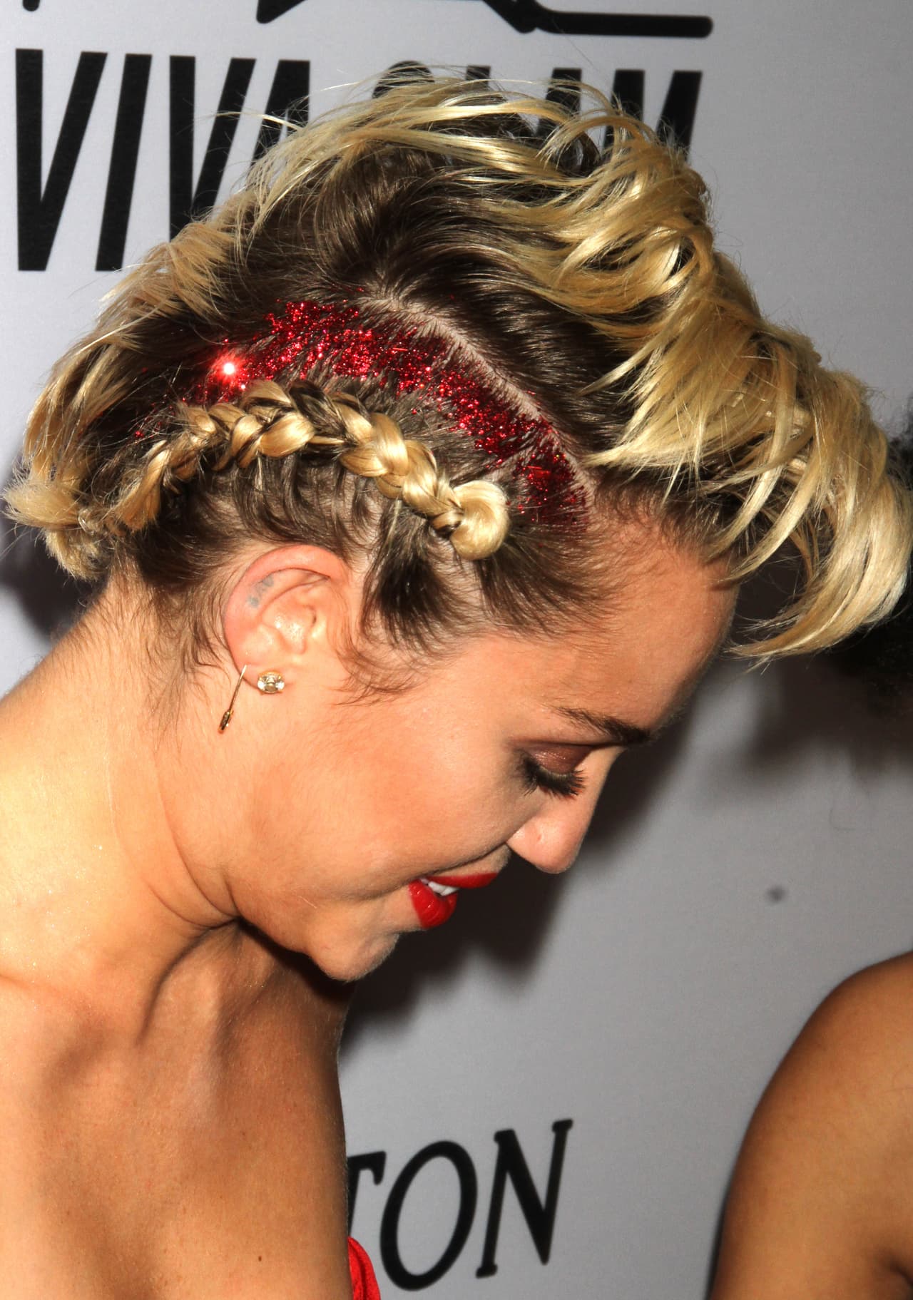 Esta opción es un poco más alocada pero puede ser una alternativa si no planeas teñirlo, pero quieres añadir un detalle en rojo a tu cabello.