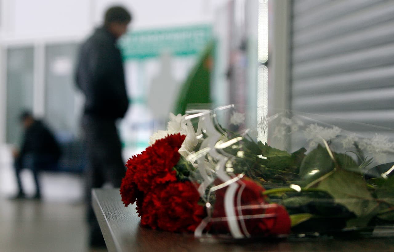 Flores, a manera de ofrenda, en el interior del aeropuerto Rostov-on-Don.