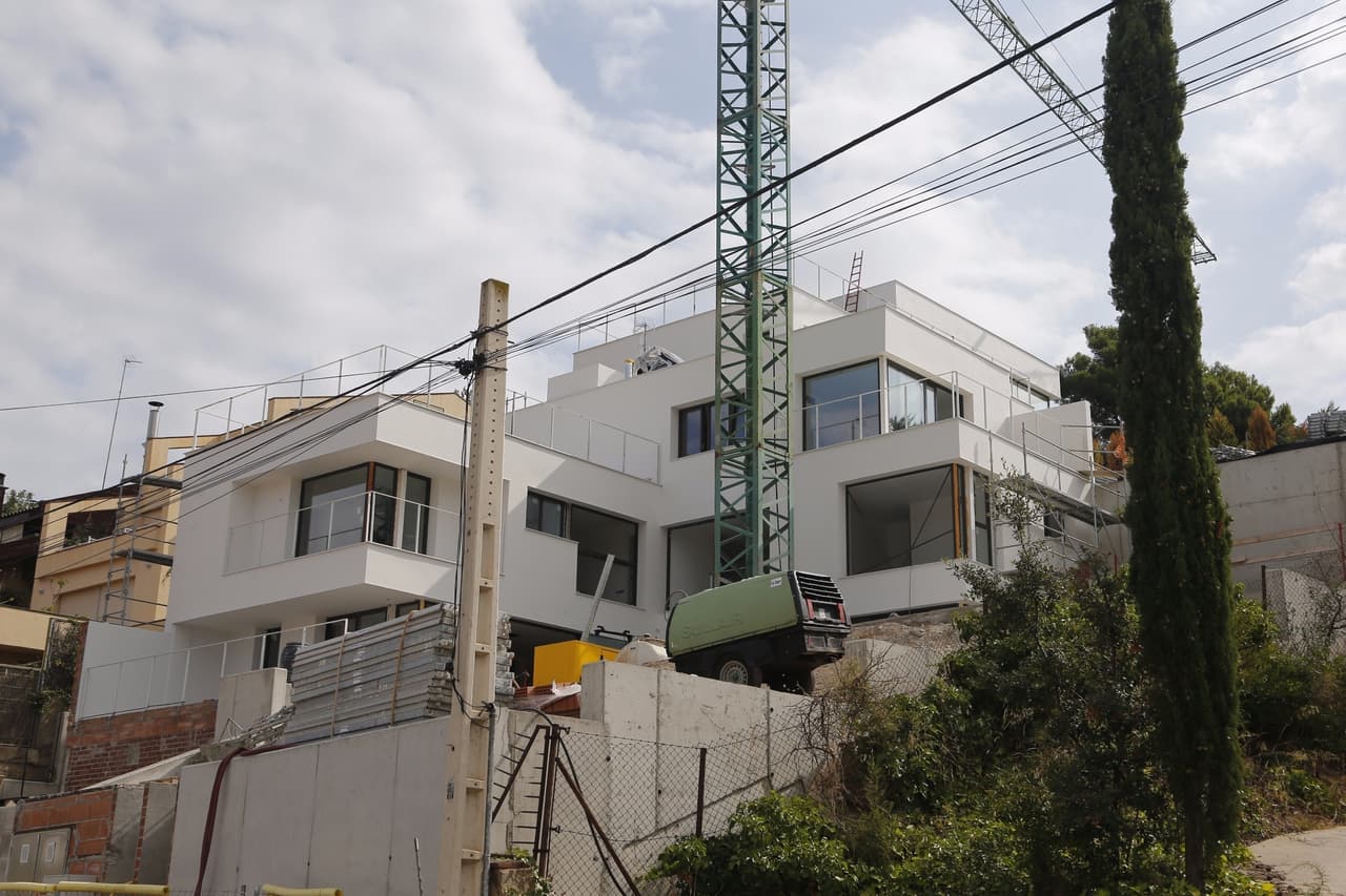 Las autoridades aseguraron que los criminales 
<b>no tenían idea</b> de que se trataba de la casa de la famosa pareja y que simplemente fueron atraídos por el lujo de la 
<b><a href="https://www.univision.com/musica/shakira-y-pique-ya-casi-pueden-estrenar-su-tremenda-mansion-en-barcelona-mira-como-va-la-obra-fotos#7ffb479f0001">mansión</a> </b>de 700 metros (7,535 pies) cuadrados.