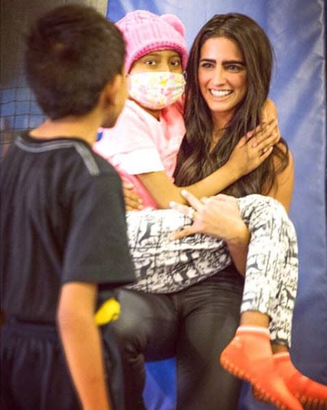 <a href="http://www.univision.com/entretenimiento/despues-de-que-saliera-de-la-operacion-no-hablaba-pero-cuando-llego-rosario-tijeras-la-historia-cambio-video"><b>Bárbara de Regil</b> <b>tampoco dudó en regalarle sonrisas a los niños</b></a>, ella visitó un hospital donde tuvo la oportunidad de platicar con varios chiquitines y tomarse fotos con ellos.