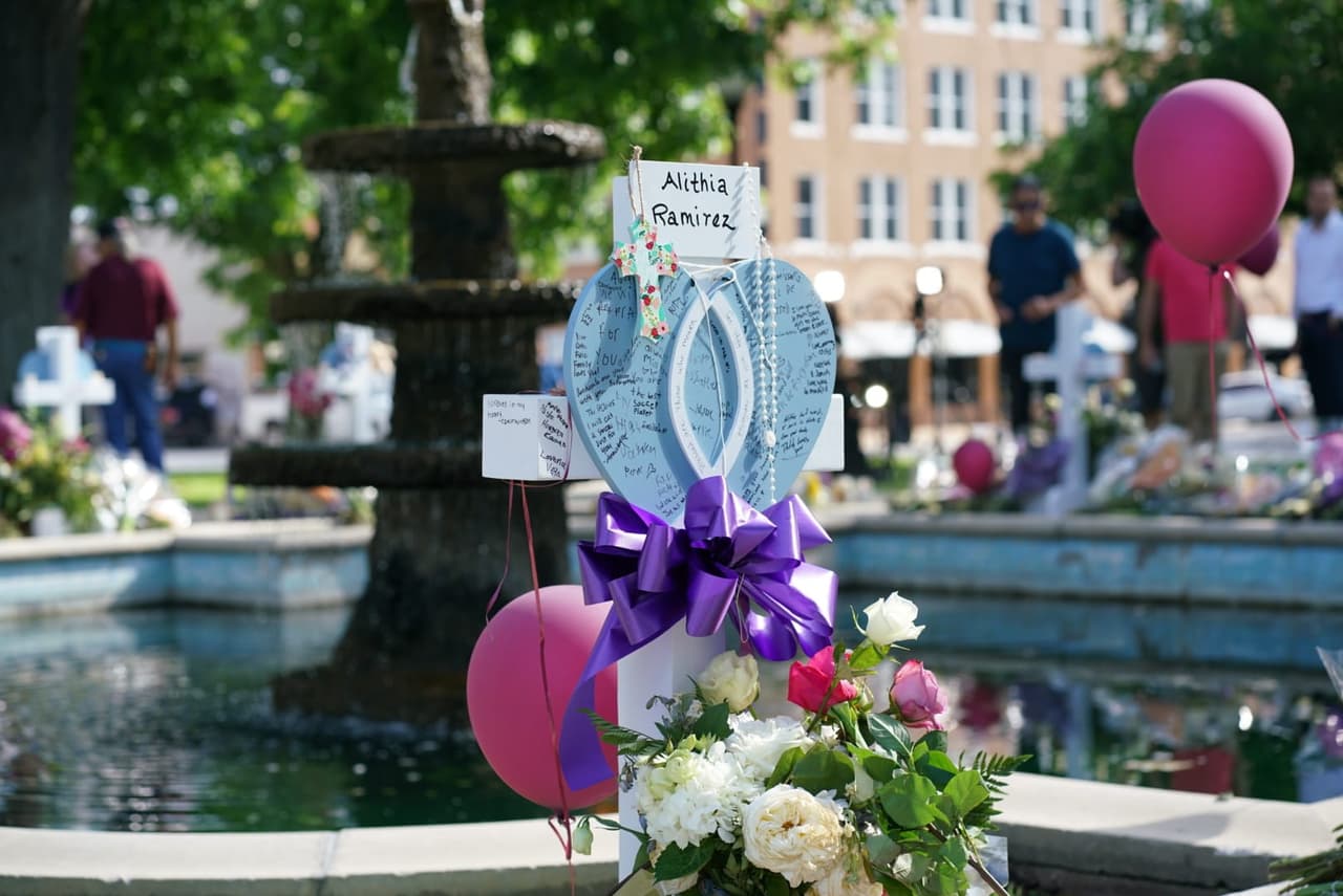 En total, 21 personas fallecieron y otras 17 personas resultaron heridas. Algunos niños se encuentran en hospitales de la zona recuperándose.