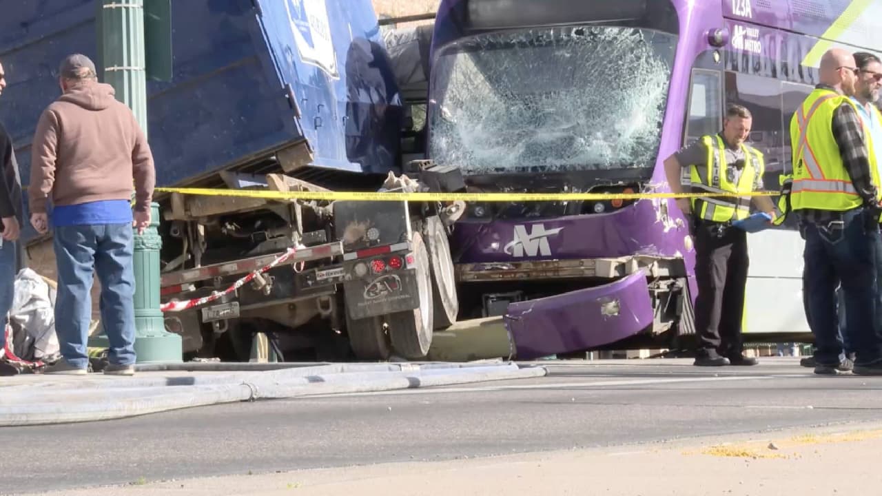 La mañana de este miércoles se registró un choque entre un tren ligero y un camión de basura sobre las intersecciones de Main Street y Robson, en el centro de la ciudad de Mesa.