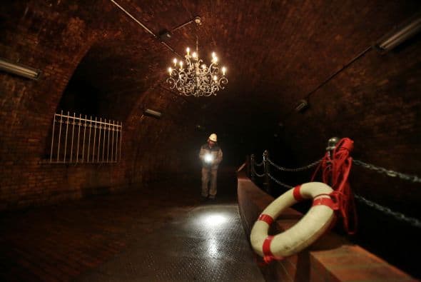 Un trabajador de la empresa de drenaje urbano camina a través de la llamada "sala de los candelabros" del sistema de canalización de la ciudad de Colonia, oeste de Alemania , durante una inspección.
