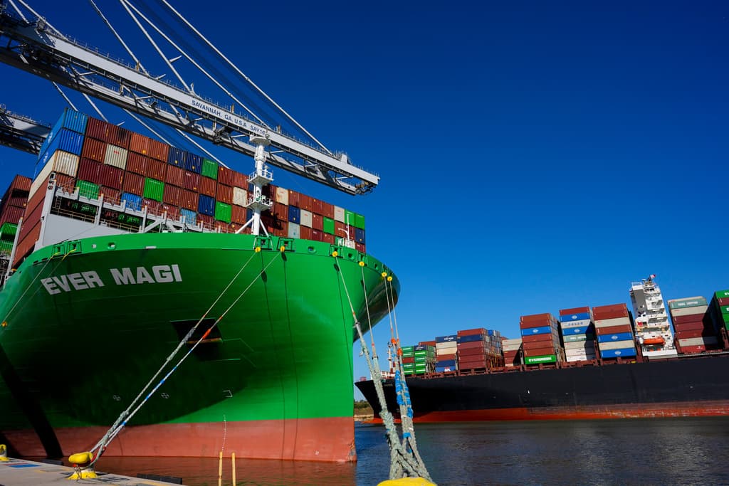 Trump da marcha atrás a aranceles a carne, café, bananas y tomates, presionado por el alza en el costo de vida