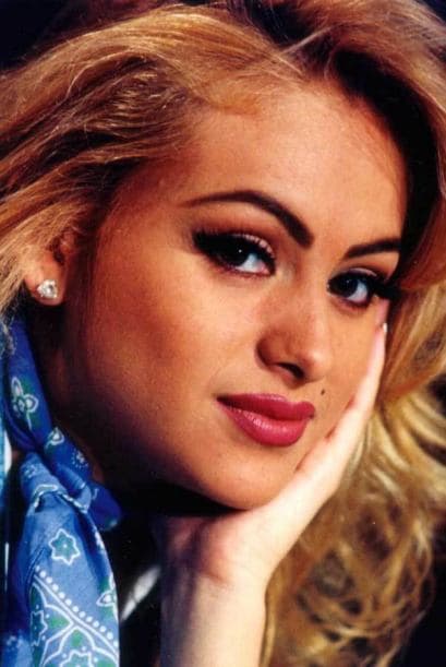 Paulina Rubio se dio a conocer en el recordado grupo "Timbiriche". A la chica dorada no le iba mal en la pantalla chica. Aunque se ha concentrado en su carrera musical también actuó en telenovelas como "Pasión y Poder", "Baila Conmigo" y "Pobre Niña Rica".