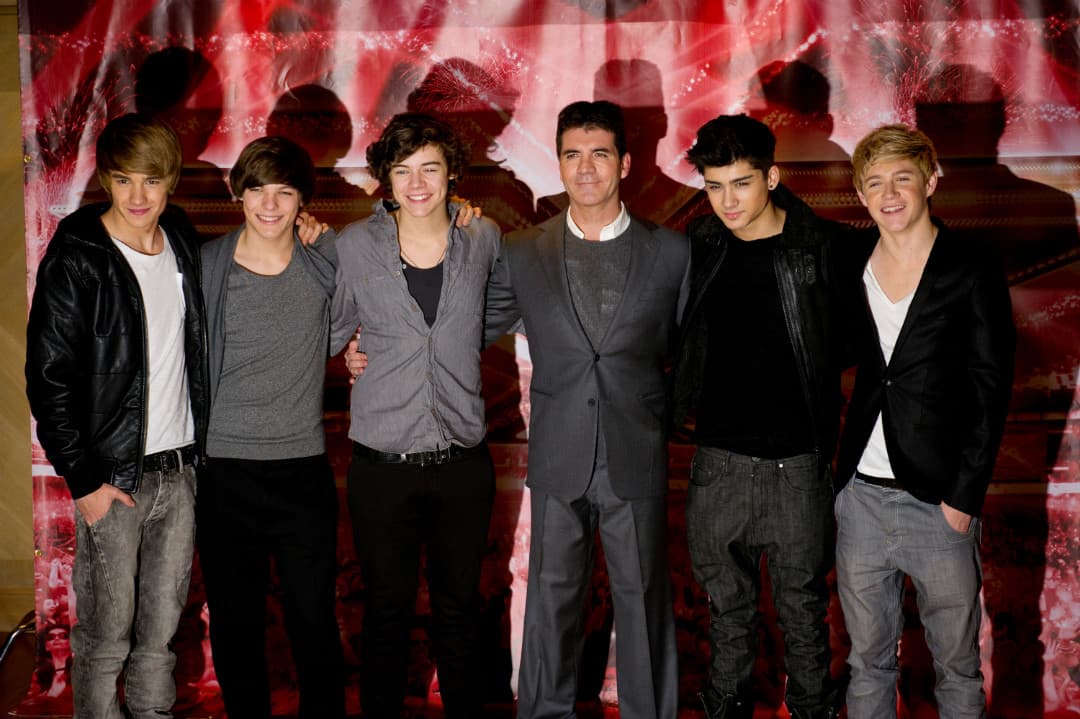 La agrupación One Direction surgió gracias al reality show británico 'The X factor' en 2010, los integrantes Harry Styles, Liam Payne, Zayn Malik, Niall Horan y Louis Tomlinson fueron apadrinados por Simon Cowell.
